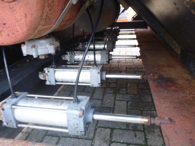 آلة أسفلت DYNAPAC HR21  Chip Spreader: صور 12