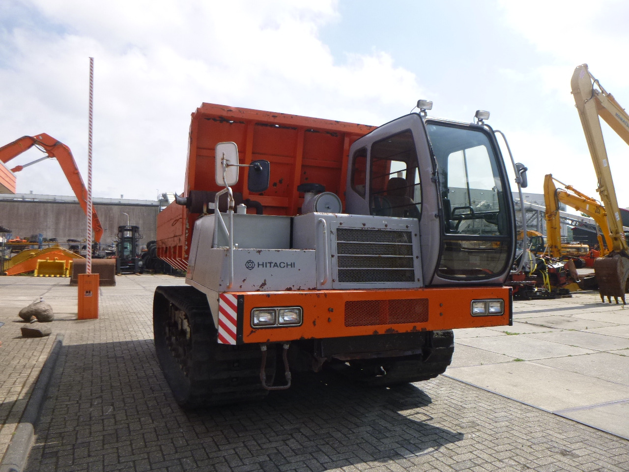 HITACHI CG110D-SC - عربات نقل قلابة مجنزرة: صور 4 HITACHI CG110D-SC - عربات نقل قلابة مجنزرة: صور 4