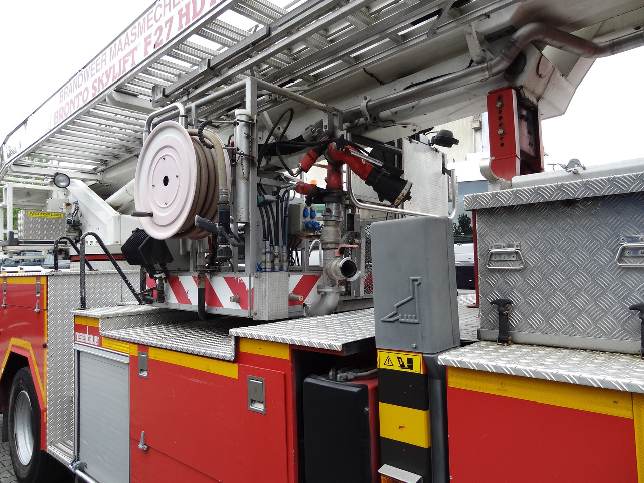 MAN L2000 18.284 Feuerwehr Bronto Skylift 27 Meter - مصاعد الازدهار محمولة على شاحنة: صور 2 MAN L2000 18.284 Feuerwehr Bronto Skylift 27 Meter - مصاعد الازدهار محمولة على شاحنة: صور 2