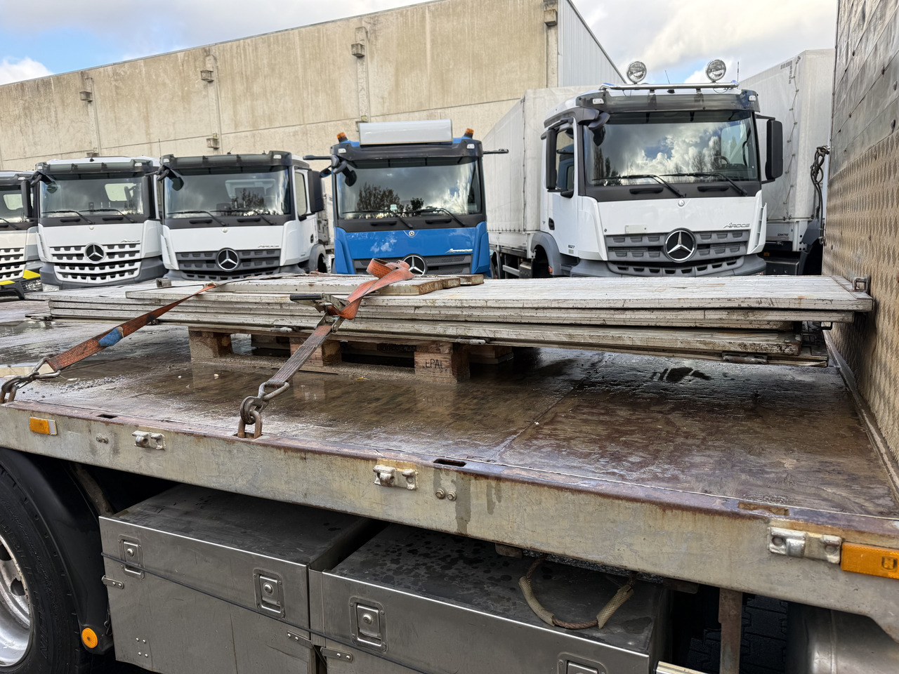 Mercedes-Benz Actros 2535 6X2 HMF 2420 bis 25 Meter - شاحنة كرين, شاحنات مسطحة: صور 2 Mercedes-Benz Actros 2535 6X2 HMF 2420 bis 25 Meter - شاحنة كرين, شاحنات مسطحة: صور 2