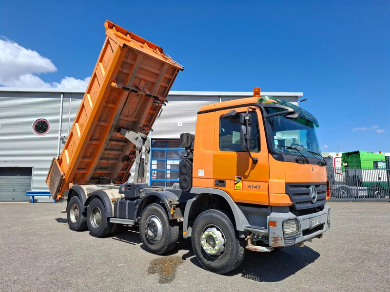 Mercedes-Benz Actros 4141 / 3SIDE MEILLER TIPPER / FULL-STEEL / DRUM BRAKES / ONLY:535937 KM / 2XSTEERING AXLE / AIRCO / AUTOMATIC / EURO-3 / - قلابات: صور 5 Mercedes-Benz Actros 4141 / 3SIDE MEILLER TIPPER / FULL-STEEL / DRUM BRAKES / ONLY:535937 KM / 2XSTEERING AXLE / AIRCO / AUTOMATIC / EURO-3 / - قلابات: صور 5