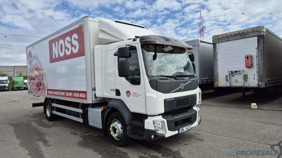 VOLVO FL 250 BB EURO 6 - mrazírna + CARRIER XARIOS 600 EL MAXI - مبردة شاحنة: صور 1 VOLVO FL 250 BB EURO 6 - mrazírna + CARRIER XARIOS 600 EL MAXI - مبردة شاحنة: صور 1
