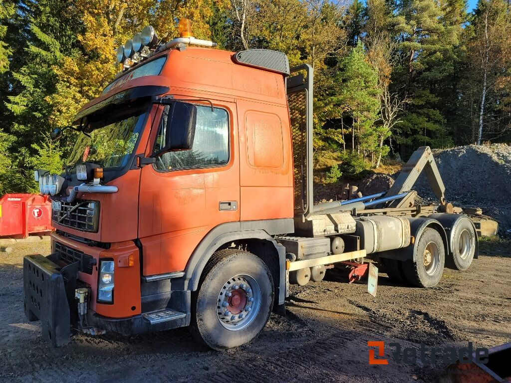 Lastväxlare plogutrustad med underbett Volvo FM 12 , Full parabel - شاحنة ذات الخطاف, شاحنة كرين: صور 1 Lastväxlare plogutrustad med underbett Volvo FM 12 , Full parabel - شاحنة ذات الخطاف, شاحنة كرين: صور 1