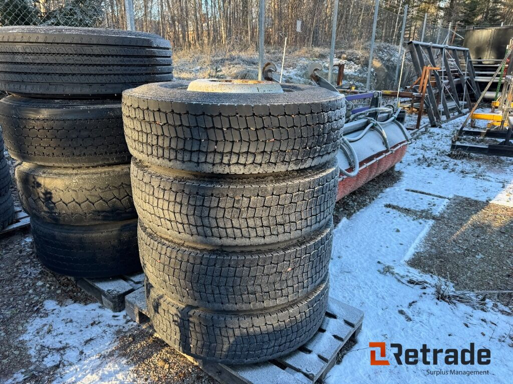 Parti med däck och fälg Volvo lastbil - عجلات - شاحنة: صور 2 Parti med däck och fälg Volvo lastbil - عجلات - شاحنة: صور 2