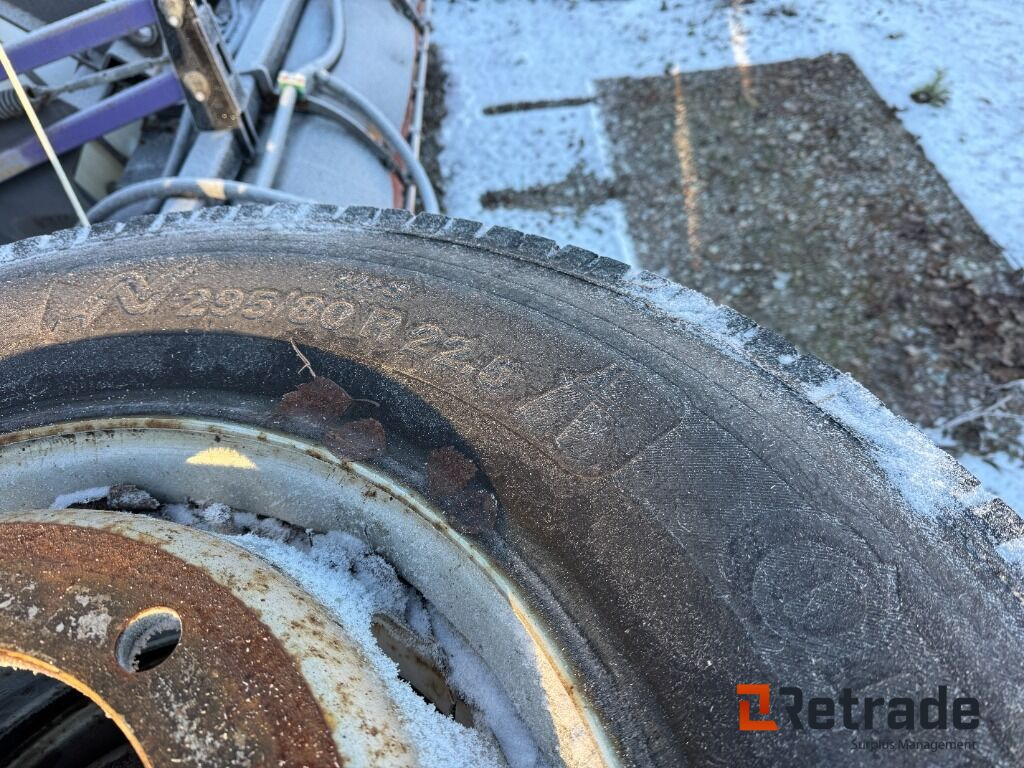 Parti med däck och fälg Volvo lastbil - عجلات - شاحنة: صور 4 Parti med däck och fälg Volvo lastbil - عجلات - شاحنة: صور 4