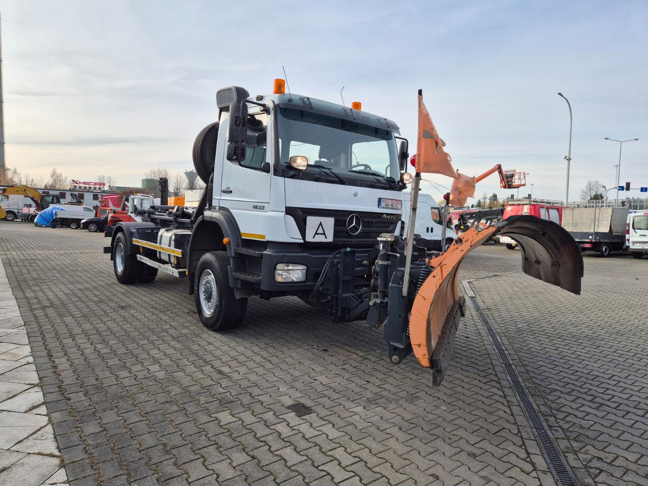 Mercedes-Benz Axor 1833 4X4 / Serviced / Hook Hyvalift - شاحنات الحاويات / جسم علوي قابل للتغيير شاحنة: صور 5 Mercedes-Benz Axor 1833 4X4 / Serviced / Hook Hyvalift - شاحنات الحاويات / جسم علوي قابل للتغيير شاحنة: صور 5