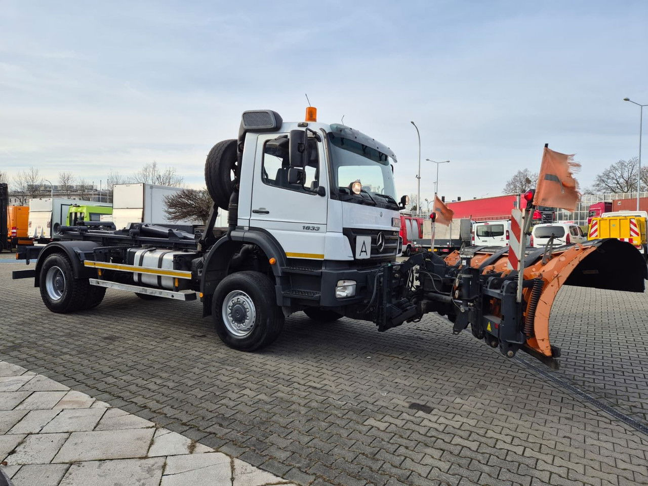 Mercedes-Benz Axor 1833 4X4 / Serviced / Schmidt Plow - شاحنة ذات الخطاف: صور 5 Mercedes-Benz Axor 1833 4X4 / Serviced / Schmidt Plow - شاحنة ذات الخطاف: صور 5