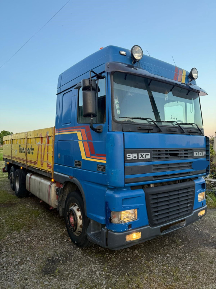 DAF XF 95.380 6X2 stake body - شاحنات مسطحة: صور 2 DAF XF 95.380 6X2 stake body - شاحنات مسطحة: صور 2