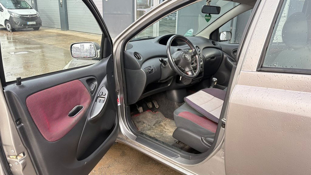 هاتشباك Toyota Yaris 1.3 - Petrol - 5 Doors - AC: صور 6 هاتشباك Toyota Yaris 1.3 - Petrol - 5 Doors - AC: صور 6