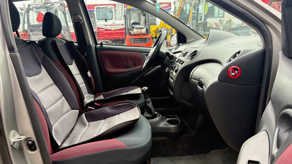 هاتشباك Toyota Yaris 1.3 - Petrol - 5 Doors - AC: صور 10 هاتشباك Toyota Yaris 1.3 - Petrol - 5 Doors - AC: صور 10