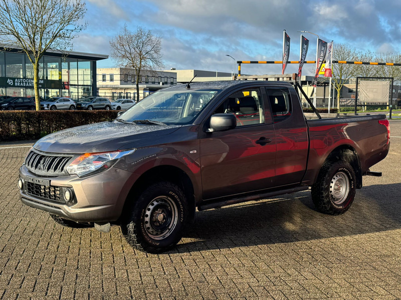 Mitsubishi L200 4*4 airco - شاحنة البيك أب: صور 2 Mitsubishi L200 4*4 airco - شاحنة البيك أب: صور 2