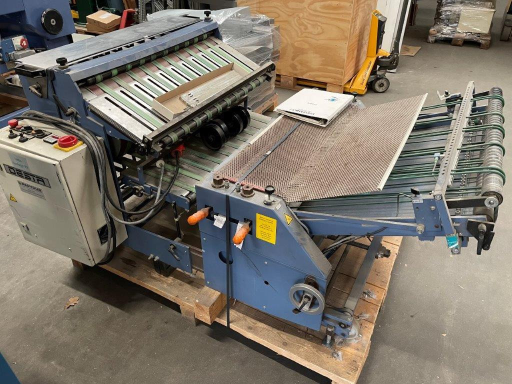 DESTA BAS-FSA 700 - combinable pressing unit with vertical stack delivery from 2006 - آلة الطي: صور 1 DESTA BAS-FSA 700 - combinable pressing unit with vertical stack delivery from 2006 - آلة الطي: صور 1