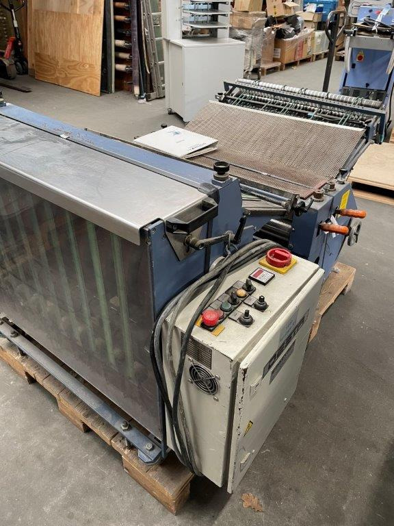 DESTA BAS-FSA 700 - combinable pressing unit with vertical stack delivery from 2006 - آلة الطي: صور 3 DESTA BAS-FSA 700 - combinable pressing unit with vertical stack delivery from 2006 - آلة الطي: صور 3