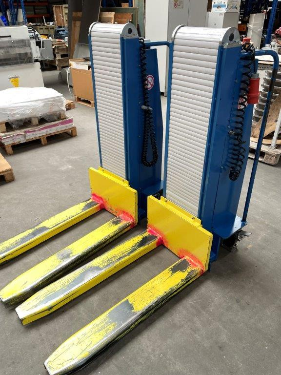 Two electric pallet lifters Butler 1200 - معدات الرفع منخفض المستوى: صور 1 Two electric pallet lifters Butler 1200 - معدات الرفع منخفض المستوى: صور 1