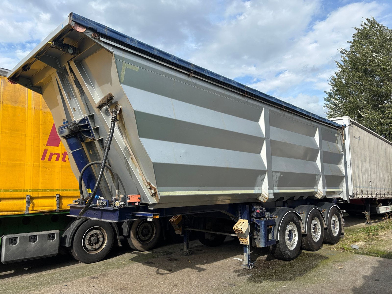 Lück SKF35 45m³ Alufelgen/Liftachse/Scheibenbremse Lück SKF35 45m³ Alufelgen/Liftachse/Scheibenbremse - قلابة نصف مقطورة: صور 1 Lück SKF35 45m³ Alufelgen/Liftachse/Scheibenbremse Lück SKF35 45m³ Alufelgen/Liftachse/Scheibenbremse - قلابة نصف مقطورة: صور 1