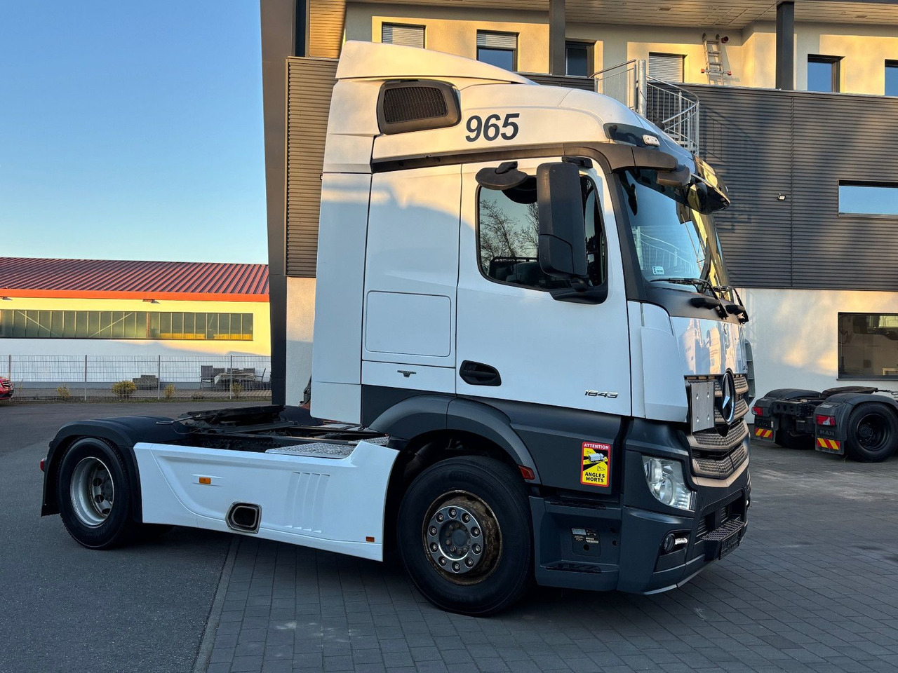Mercedes-Benz Actros 1843 1845 - شاحنة جرار: صور 3 Mercedes-Benz Actros 1843 1845 - شاحنة جرار: صور 3