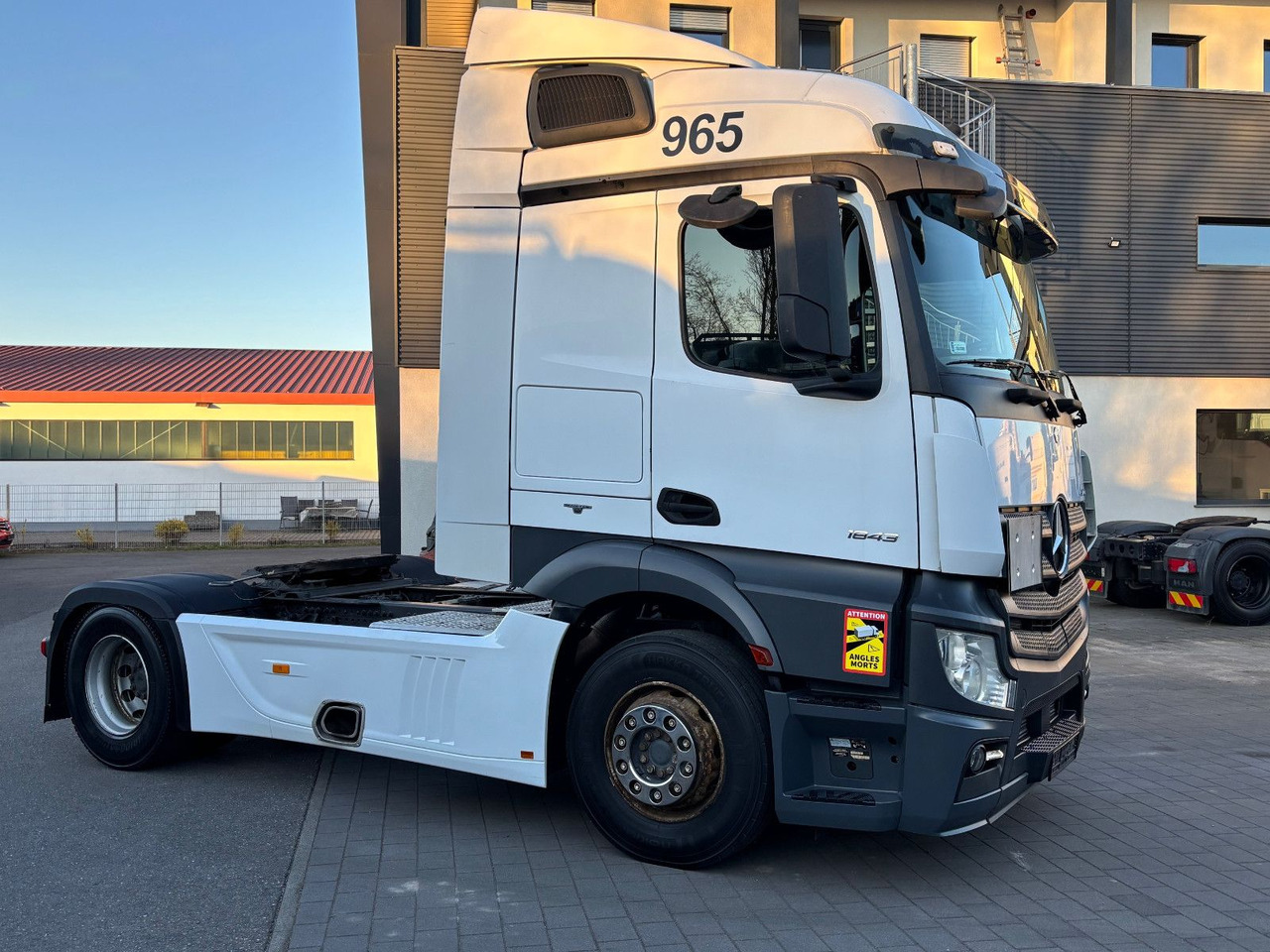 Mercedes-Benz Actros 1843 1845 - شاحنة جرار: صور 1 Mercedes-Benz Actros 1843 1845 - شاحنة جرار: صور 1