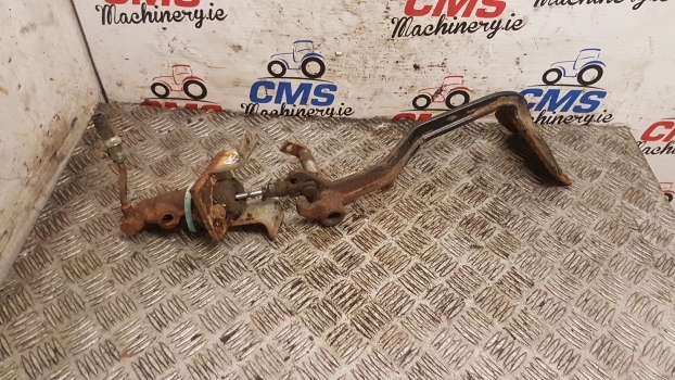 Case International 856 Xl Clutch Pedal Slave Cylinder 3234618r1, 1500215c92 - اسطوانه القابض - جرار: صور 1 Case International 856 Xl Clutch Pedal Slave Cylinder 3234618r1, 1500215c92 - اسطوانه القابض - جرار: صور 1