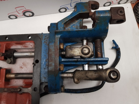 Ford 10 Series 6610, 7710, 7810, 7910, Transmission Gear Shift Cover E4nn7488aa - علبة التروس: صور 3 Ford 10 Series 6610, 7710, 7810, 7910, Transmission Gear Shift Cover E4nn7488aa - علبة التروس: صور 3