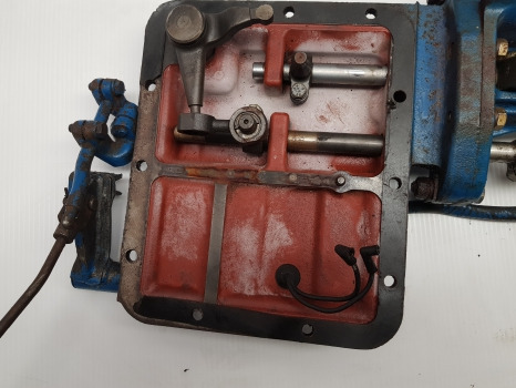 Ford 10 Series 6610, 7710, 7810, 7910, Transmission Gear Shift Cover E4nn7488aa - علبة التروس: صور 2 Ford 10 Series 6610, 7710, 7810, 7910, Transmission Gear Shift Cover E4nn7488aa - علبة التروس: صور 2