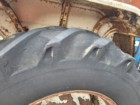Ford 2600, 3600, 4600, 4000 Rear Wheel Rim And Tyre 16.9 R30 - عجلات: صور 3 Ford 2600, 3600, 4600, 4000 Rear Wheel Rim And Tyre 16.9 R30 - عجلات: صور 3