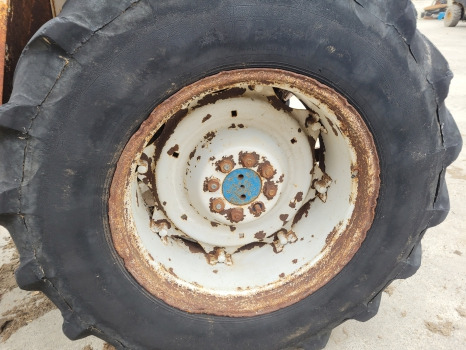 Ford 2600, 3600, 4600, 4000 Rear Wheel Rim And Tyre 16.9 R30 - عجلات: صور 3 Ford 2600, 3600, 4600, 4000 Rear Wheel Rim And Tyre 16.9 R30 - عجلات: صور 3