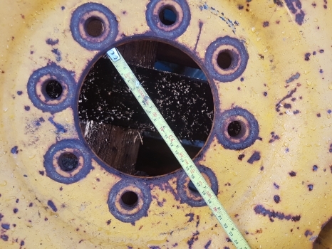 Ford 4550 Rear Wheel Rim And Tyre 18.4-26, 5% Grip, 6 Inches Centre Hole - عجلات - جرار: صور 5 Ford 4550 Rear Wheel Rim And Tyre 18.4-26, 5% Grip, 6 Inches Centre Hole - عجلات - جرار: صور 5