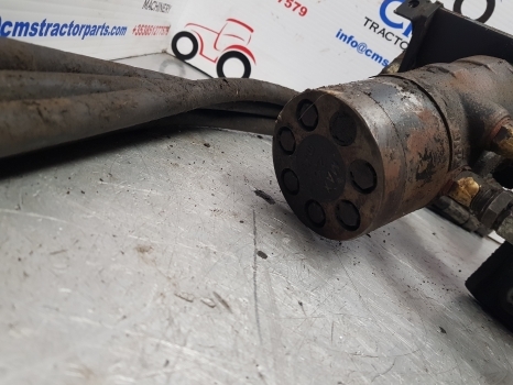 Ford 555, 7910, 8210 Orbital Steering Motor Valve Assy 86604767, 86585452 - قيادة السيارة - جرار: صور 4 Ford 555, 7910, 8210 Orbital Steering Motor Valve Assy 86604767, 86585452 - قيادة السيارة - جرار: صور 4