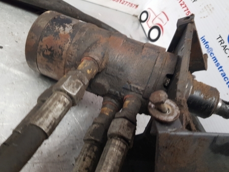 Ford 555, 7910, 8210 Orbital Steering Motor Valve Assy 86604767, 86585452 - قيادة السيارة - جرار: صور 3 Ford 555, 7910, 8210 Orbital Steering Motor Valve Assy 86604767, 86585452 - قيادة السيارة - جرار: صور 3