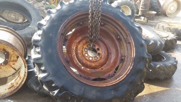 Ford Rear Wheel And Tyre 16.9-38. Please Check By The Photos. - عجلات - جرار: صور 1 Ford Rear Wheel And Tyre 16.9-38. Please Check By The Photos. - عجلات - جرار: صور 1