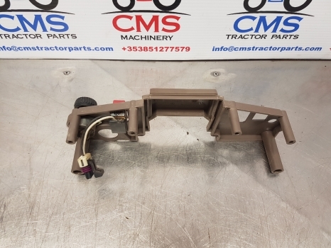 John Deere 6115m, 7330, 7520, 6195m Instrument Panel Bracket R110366, L175476 - لوحة القيادة - جرار: صور 4 John Deere 6115m, 7330, 7520, 6195m Instrument Panel Bracket R110366, L175476 - لوحة القيادة - جرار: صور 4