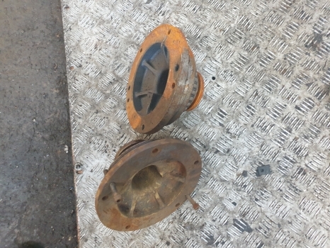 John Deere 6400 Pair Of Rear Axle Differential Bearing Housing Al112560, L77137 - التفاضلية والعتاد - جرار: صور 4 John Deere 6400 Pair Of Rear Axle Differential Bearing Housing Al112560, L77137 - التفاضلية والعتاد - جرار: صور 4