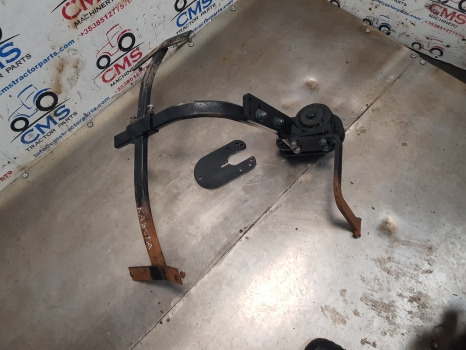 Kubota M5092 Front Axle Mudguard Bracket Lhs Assy - درابزين: صور 4 Kubota M5092 Front Axle Mudguard Bracket Lhs Assy - درابزين: صور 4