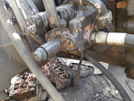 Massey Ferguson 6160, Fiaf F Valtra 6400 Hydraulic Lift Control Valve V31287110 - علم السوائل المتحركة: صور 1 Massey Ferguson 6160, Fiaf F Valtra 6400 Hydraulic Lift Control Valve V31287110 - علم السوائل المتحركة: صور 1