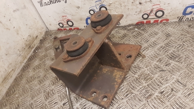 Massey Ferguson 690, 698, 699 Cab Suspension Bracket Mounting Rhs 1679774m93 - الكابينة تعليق - جرار: صور 3 Massey Ferguson 690, 698, 699 Cab Suspension Bracket Mounting Rhs 1679774m93 - الكابينة تعليق - جرار: صور 3
