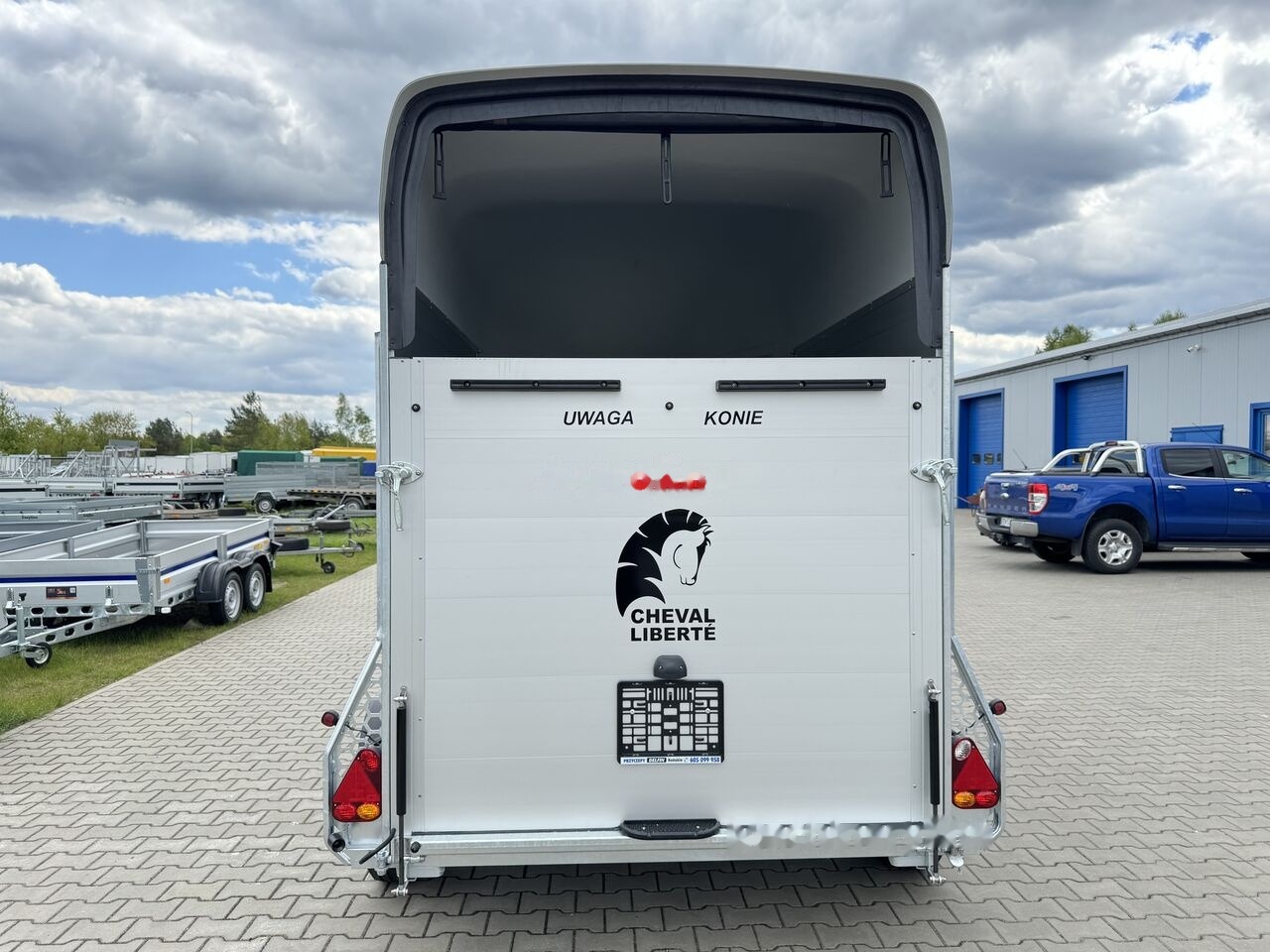 Cheval Liberté Gold Origins ALU przyczepa do przewozu 2 koni 2000kg + siodlarni - عربة نقل خيل: صور 5 Cheval Liberté Gold Origins ALU przyczepa do przewozu 2 koni 2000kg + siodlarni - عربة نقل خيل: صور 5