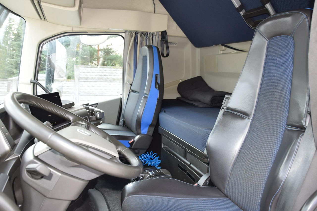 Interior photo 1: Volvo FH 500 Globetrotter XL Varios إيجار Volvo FH 500 Globetrotter XL Varios