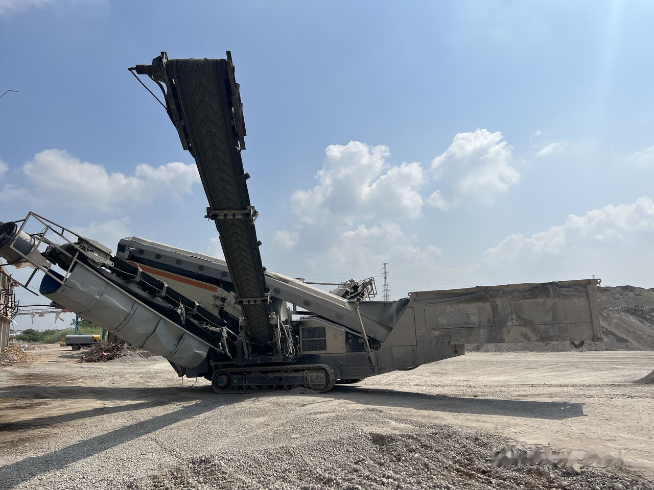 Metso LOKOTRACK ST4.8 SCALPER STONE VIBRATING SCREEN - كسارة متحركه: صور 2 Metso LOKOTRACK ST4.8 SCALPER STONE VIBRATING SCREEN - كسارة متحركه: صور 2