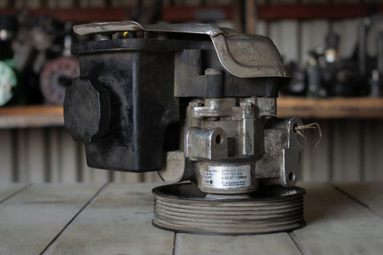 MERCEDES-BENZ SPRINTER (903) 313 CDI HYDRAULIC POWER STEERING PUMP - مضخة التوجيه - شاحنة: صور 2 MERCEDES-BENZ SPRINTER (903) 313 CDI HYDRAULIC POWER STEERING PUMP - مضخة التوجيه - شاحنة: صور 2
