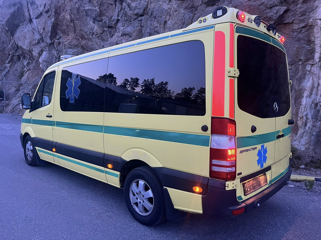Mercedes-Benz Sprinter 316 - 2 stretcher - سيارة إسعاف: صور 3 Mercedes-Benz Sprinter 316 - 2 stretcher - سيارة إسعاف: صور 3