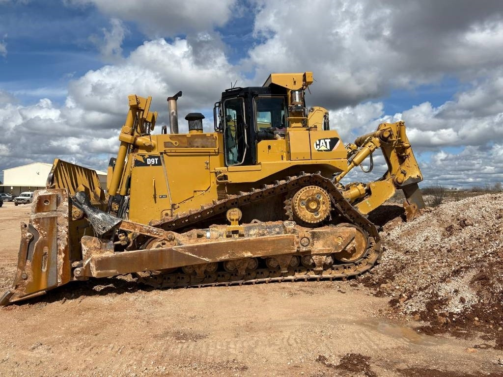 CAT D 9 T (CE Certified / New Undercarriage) - بلدوزر: صور 2 CAT D 9 T (CE Certified / New Undercarriage) - بلدوزر: صور 2