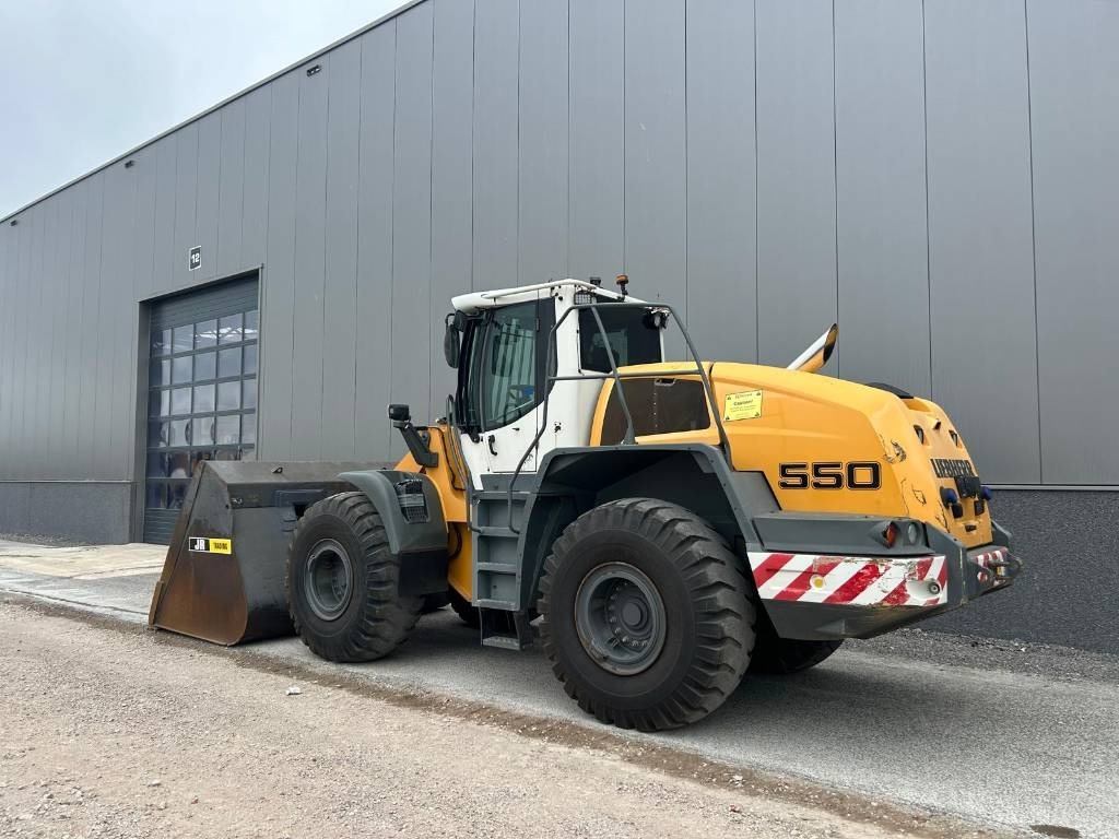 Liebherr L 550 (Comes with High-tip - Mit Hochkipper) - اللودر بعجل: صور 3 Liebherr L 550 (Comes with High-tip - Mit Hochkipper) - اللودر بعجل: صور 3