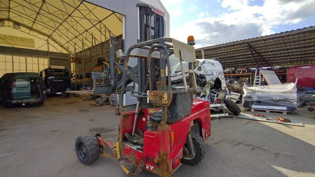 Moffett M4 25.4 ajoneuvotrukki - رافعة شوكية مثبتة على شاحنة: صور 2 Moffett M4 25.4 ajoneuvotrukki - رافعة شوكية مثبتة على شاحنة: صور 2