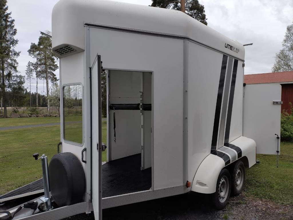 Umeå A45 Hevostraileri, etupurku - شاحنة نقل المواشي مقطورة: صور 3 Umeå A45 Hevostraileri, etupurku - شاحنة نقل المواشي مقطورة: صور 3