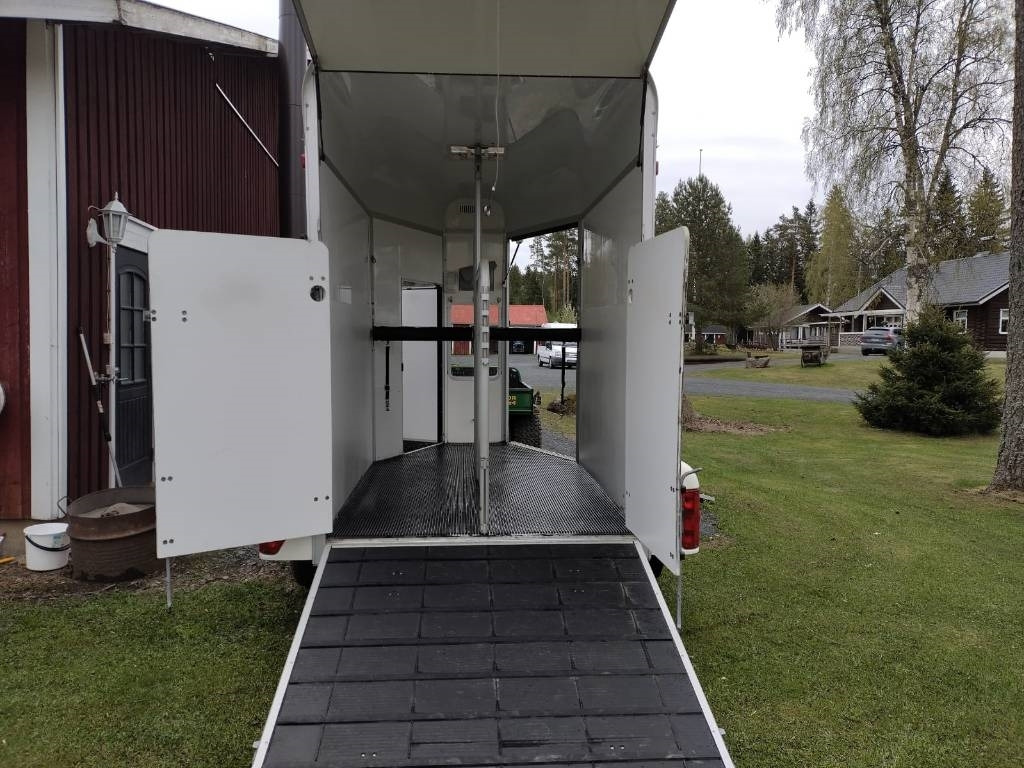 Umeå A45 Hevostraileri, etupurku - شاحنة نقل المواشي مقطورة: صور 2 Umeå A45 Hevostraileri, etupurku - شاحنة نقل المواشي مقطورة: صور 2