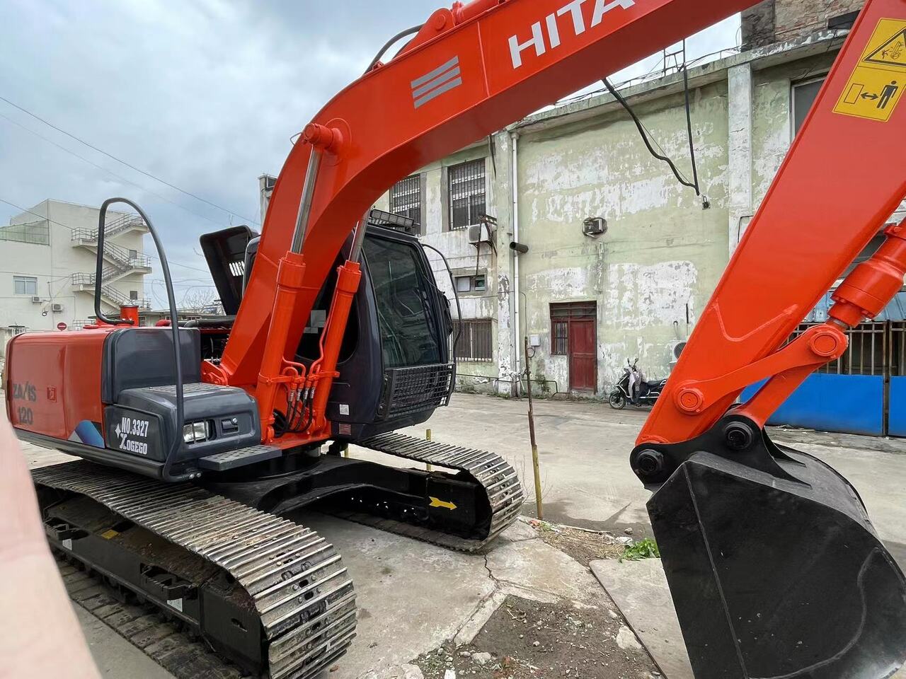 HITACHI zaxis120 - حفارات زحافة: صور 1 HITACHI zaxis120 - حفارات زحافة: صور 1