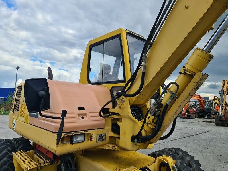 حفارة على عجلات Komatsu PW110: صور 8