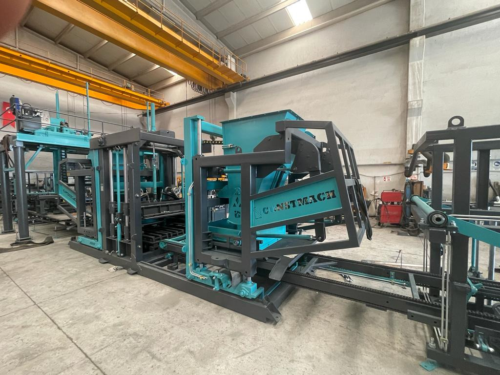 Constmach Machine à Fabriquer des Briquettes BS-42 (Machine à Fabriquer des Blocs de Béton) - ماكينة البلوك: صور 1 Constmach Machine à Fabriquer des Briquettes BS-42 (Machine à Fabriquer des Blocs de Béton) - ماكينة البلوك: صور 1