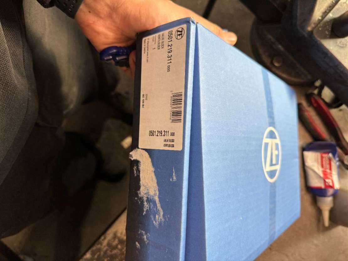 ZF Ventilblock fr 16S Getriebe MAN Iveco  - صمام - شاحنة: صور 1 ZF Ventilblock fr 16S Getriebe MAN Iveco  - صمام - شاحنة: صور 1