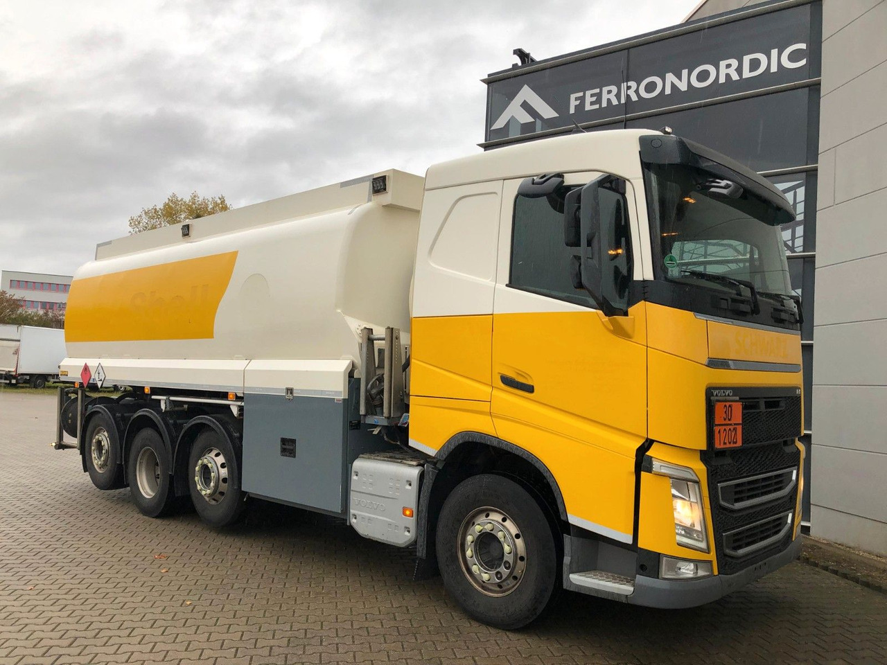 Volvo FH420 Tridem*ADR*3 Kammern 26700LT*ROHR*Sening - شاحنة صهريج: صور 1 Volvo FH420 Tridem*ADR*3 Kammern 26700LT*ROHR*Sening - شاحنة صهريج: صور 1